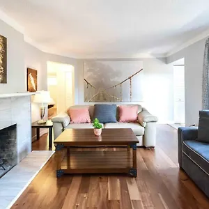 https://lovely-home-10-minutes-to-downtown.richmond-hotels.com
